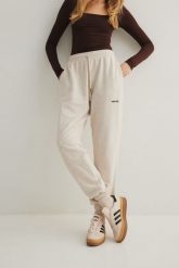 Spodnie typu jogger w kolorze LATTE MELANGE - AUSTIN-M. Brązowe spodnie materiałowe damskie Marsala, bez wzorów, z bawełny, eleganckie, z podwyższonym stanem. Za 319.90 zł.