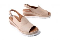 ARTIKER RELAKS 56C0919 beżowy, sandały damskie. Brązowe sandały damskie Artiker Relaks, bez wzorów, bez obcasa, na koturnie. Za 181.93 zł.