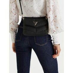 Torebka Guess. Czarne torebki klasyczne damskie Guess, z aplikacjami, bez dodatków. Za 544.99 zł.