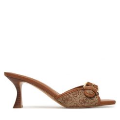 Klapki Guess. Brązowe klapki damskie Guess, z aplikacjami, bez obcasa. Za 413.99 zł.