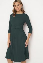 Ciemnozielona Rozkloszowana Sukienka z Plisami i Paskiem z Klamrą Lennoria. Zielone sukienki damskie Born2be, do pracy, bez wzorów, biznesowe, bez kołnierzyka, bez ramiączek, plisowane. Za 119.99 zł.
