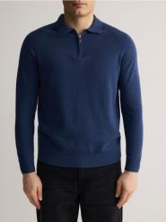 Bawełniany sweter polo - niebieski. Niebieskie swetry męskie Reserved, l, bez wzorów, z bawełny, bez kołnierzyka. W wyprzedaży za 69.99 zł.