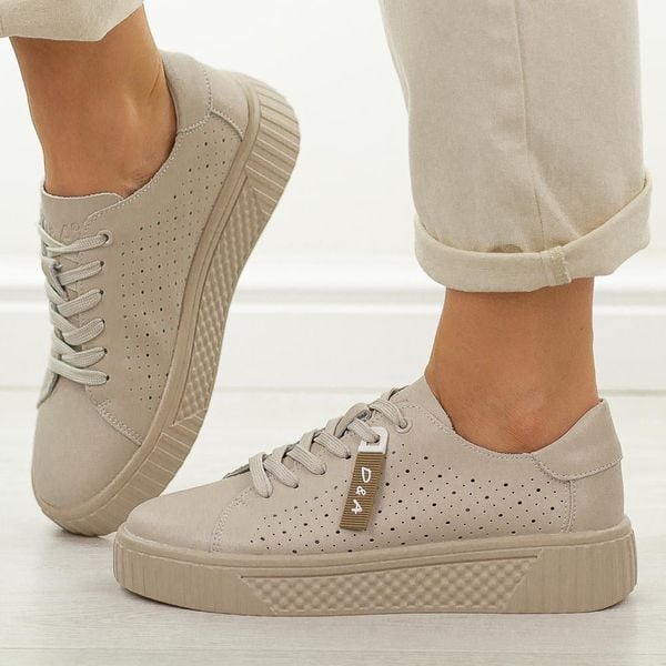 Beżowe skórzane ażurowe półbuty damskie DiA 5938. Brązowe półbuty damskie DiA, w ażurowe wzory, z dzianiny, casualowe, bez obcasa. Za 239.00 zł.