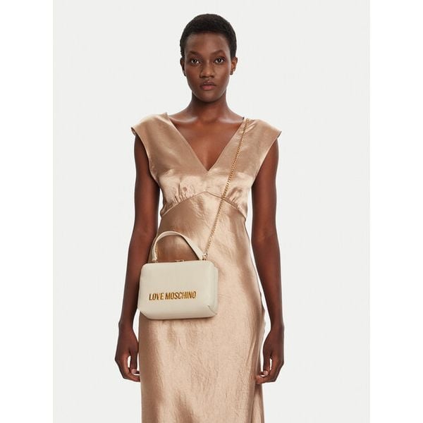 Torebka LOVE MOSCHINO. Białe torebki wieczorowe Love Moschino, bez wzorów, wizytowe, bez kołnierzyka, bez ramiączek. Za 579.99 zł.