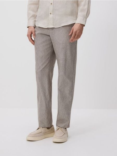 Spodnie chino regular z lnem - brązowy. Brązowe spodnie materiałowe męskie Reserved, bez wzorów, z bawełny. Za 169.99 zł.