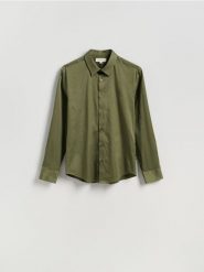 Bawełniana koszula slim fit - oliwkowy. Zielone koszule męskie Reserved, l, bez wzorów, z bawełny, bez kołnierzyka, bez ramiączek. Za 179.99 zł.
