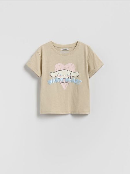 T-shirt Cinnamoroll - kremowy. Białe koszulki dziewczęce Reserved, m, bez wzorów, z bawełny, bez ramiączek. Za 32.99 zł.