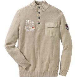 Sweter ze stójką Regular Fit bonprix piaskowy. Brązowe swetry męskie bonprix, l, z aplikacjami, bez kołnierzyka. Za 59.99 zł.