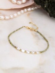 Pierres de Jade Pozłacana bransoletka z perłami i kryształami rozmiar: onesize. Białe bransoletki damskie Pierres de Jade, pozłacane. Za 43.99 zł.