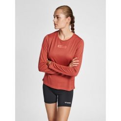 Damska koszulka z długim rękawem Hummel Te Tola. Czerwone bluzki damskie HUMMEL, m, bez wzorów, sportowe, bez kołnierzyka, bez ramiączek. Za 103.00 zł.