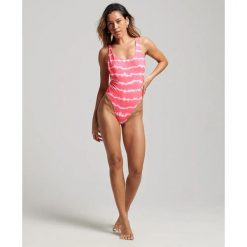 Damski jednoczęściowy kostium kąpielowy Superdry Code Tie & Dye. Czerwone stroje jednoczęściowe damskie Superdry., xs, bez wzorów. Za 264.35 zł.