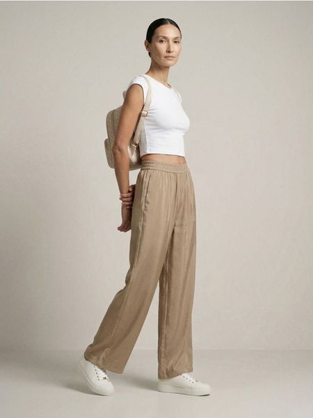 Spodnie wide leg z modalem - beżowy. Brązowe spodnie materiałowe damskie Sinsay, bez wzorów. Za 49.99 zł.