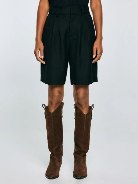 Szorty damskie z dodatkiem wełny czarne Emis 906. Czarne szorty damskie Big Star, bez wzorów, z jeansu, klasyczne. W wyprzedaży za 139.99 zł.