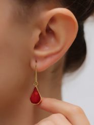 Pierres delicates Pozłacane kolczyki z koralem rozmiar: onesize. Czerwone kolczyki damskie Pierres delicates, z koralem, pozłacane, z zapięciem typu bigiel. Za 117.73 zł.