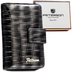 Szary portfel damski ze skóry ekologicznej z tłoczeniem na wzór skóry krokodyla, zamykany na zatrzask i suwak - Peterson. Szare portfele damskie Peterson, bez wzorów, ze skóry ekologicznej. Za 74.99 zł.