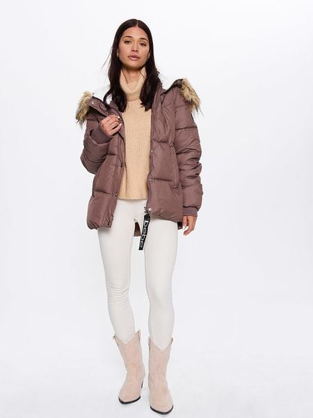 Bébé Kurtka zimowa w kolorze jasnoróżowym rozmiar: XL. Różowe kurtki damskie bebe, na zimę, xl, bez wzorów, z puchu, bez kaptura. Za 217.53 zł.