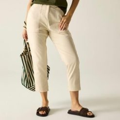 Damskie spodnie Shorebella Capri. Białe spodnie materiałowe damskie Regatta, bez wzorów, z bawełny, wakacyjne. Za 299.99 zł.