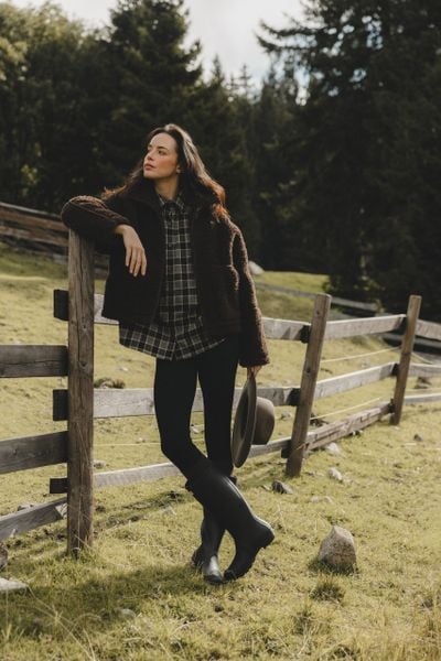 WEŁNIANA KURTKA TEDDY CZEKOLADOWA One size - Flawless. Brązowe kurtki damskie Flawless, uniwersalny, bez wzorów, ze skóry, bez kaptura. Za 1,099.00 zł.