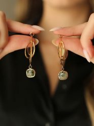 Pierres de Jade Pozłacane kolczyki-wkrętki z prehnitami rozmiar: onesize. Szare kolczyki damskie Pierres de Jade, z prehnitem, pozłacane. Za 109.00 zł.