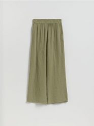 Bawełniane spodnie - oliwkowy. Zielone spodnie materiałowe damskie Reserved, bez wzorów, z bawełny. Za 99.99 zł.