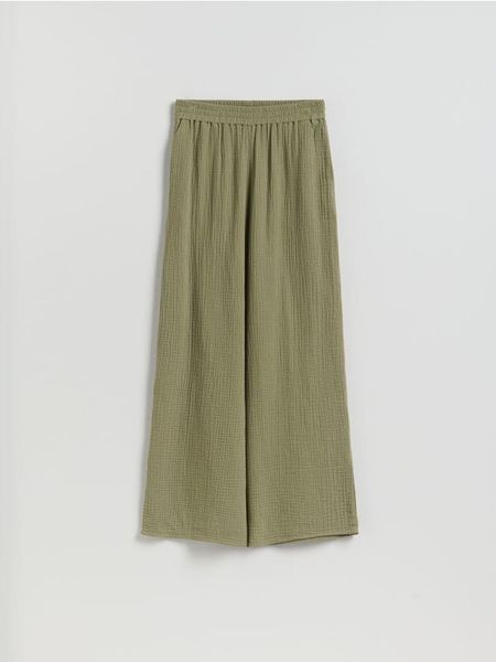 Bawełniane spodnie - oliwkowy. Zielone spodnie materiałowe damskie Reserved, bez wzorów, z bawełny. Za 99.99 zł.