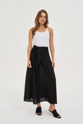 Wiskozowa spódnica midi czarna. Czarne spódniczki damskie MOODO, l, bez wzorów, z wiskozy, midi. Za 129.99 zł.