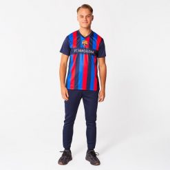 Koszulka piłkarska dla dorosłych FC Barcelona. Niebieskie t-shirty sportowe męskie FC Barcelona, s, z poliesteru, bez ramiączek, do piłki nożnej. Za 149.99 zł.