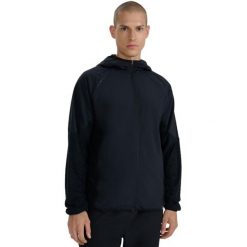 Bluza męska 4F M582 głęboka czerń 4FWAW25TFSWM582 20S. Czarne bluzy sportowe męskie 4f, bez wzorów, sportowe, bez kołnierzyka, bez ramiączek. Za 219.00 zł.