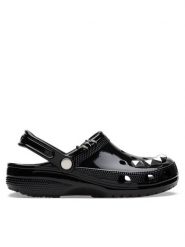 Crocs Klapki Classic Studded Clog 210390 Czarny. Czarne klapki damskie Crocs, bez wzorów, z tworzywa sztucznego, bez obcasa. Za 249.99 zł.