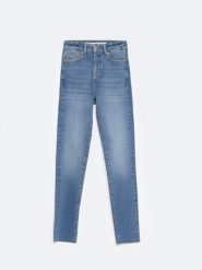 Jeansy damskie z wysokim stanem niebieskie Adela High Waist 137. Niebieskie jeansy damskie Big Star, z podwyższonym stanem. W wyprzedaży za 119.99 zł.