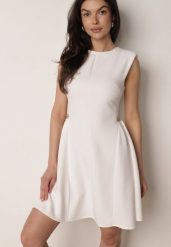 Biała Elegancka Sukienka Bez Rękawów Zdobiona Przypinkami w Talii Rhaegina. Białe sukienki damskie Born2be, na co dzień, m, z aplikacjami, eleganckie, bez kołnierzyka, bez ramiączek, mini, proste. Za 169.99 zł.