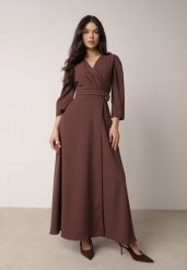 Brązowa Kopertowa Sukienka Wieczorowa z Metaliczną Aplikacją w Talii Henalana. Brązowe sukienki damskie Born2be, na imprezę, l, z aplikacjami, eleganckie, bez kołnierzyka, bez ramiączek, maxi, kopertowe. Za 169.99 zł.