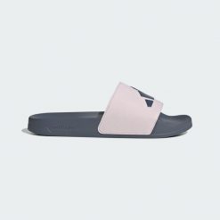 Klapki ADILETTE SHOWER SLIDES. Czarne klapki damskie Adidas, bez wzorów, bez obcasa. Za 119.00 zł.