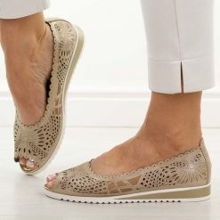 Złote skórzane półbuty damskie M.Daszyński Ol27-1. Żółte półbuty damskie M.Daszyński, w ażurowe wzory, ze skóry, casualowe, z otwartym noskiem, bez obcasa, na płaskiej podeszwie. W wyprzedaży za 197.10 zł.