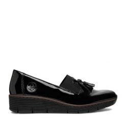 Półbuty Rieker. Czarne półbuty damskie Rieker, bez wzorów, bez obcasa, na koturnie. Za 299.99 zł.
