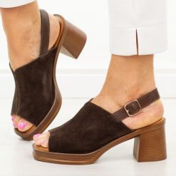 Czekoladowe skórzane sandały damskie Vinceza 39995. Brązowe sandały damskie VINCEZA, bez wzorów, z jeansu, bez obcasa, na obcasie. Za 199.00 zł.