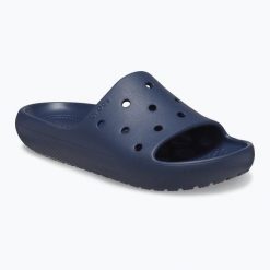 Klapki plażowe dla dorosłych Crocs Classic Slide V2. Niebieskie klapki damskie Crocs, bez wzorów, bez obcasa. Za 109.99 zł.