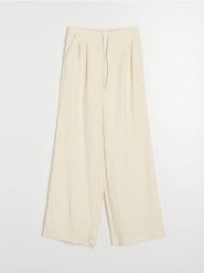 Spodnie wide leg z domieszką wiskozy - kremowy. Białe spodnie materiałowe damskie Sinsay, bez wzorów, z wiskozy. Za 49.99 zł.