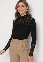 Czarna Bluzka Golf Ozdobiona Koronką Talvesia. Czarne bluzki damskie Born2be, m, z aplikacjami, z jeansu, bez ramiączek. Za 99.99 zł.
