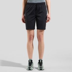 Spodenki damskie ODLO Essential Short. Czarne szorty damskie Odlo, bez wzorów, z materiału, sportowe. Za 299.99 zł.