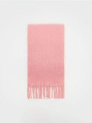 Szalik z frędzlami - różowy. Czerwone szaliki i kominy damskie Reserved, bez wzorów. W wyprzedaży za 59.99 zł.