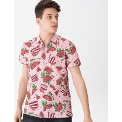 Koszulka polo z nadrukiem - Różowy. Czerwone koszulki polo męskie House, l, bez wzorów, bez ramiączek. W wyprzedaży za 19.99 zł.