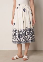 Granatowa Rozkloszowana Spódnica z Wiskozy w Kwiatowy Wzór Masterore. Niebieskie spódniczki damskie Born2be, uniwersalny, bez wzorów, z jeansu, biznesowe, midi, dopasowane. Za 59.99 zł.