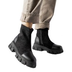 Czarne workery eko-zamsz z bieżnikiem Milo B026-17 Black. Czarne botki damskie z zamszu, eleganckie, z okrągłym noskiem, przed kolano, bez obcasa, na platformie, bez zapięcia. Za 118.82 zł.
