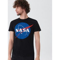 T-shirt NASA - Czarny. Czarne t-shirty damskie House, bez wzorów, bez kołnierzyka. Za 39.99 zł.