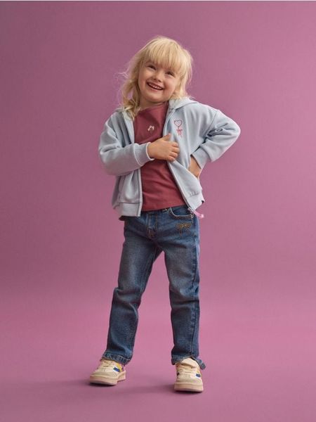 Bluza z kapturem - jasnoniebieski. Niebieskie bluzy i bluzki niemowlęce Reserved, bez wzorów, z bawełny, bez ramiączek, z kapturem. W wyprzedaży za 29.99 zł.