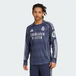 Koszulka Real Madrid 25/26 Long Sleeve Away Authentic. Niebieskie t-shirty sportowe męskie Adidas, bez ramiączek, do piłki nożnej. Za 699.00 zł.