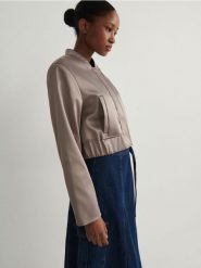 Kurtka z połyskującej tkaniny - ciemnozielony. Zielone kurtki damskie Reserved, l, bez wzorów, z tkaniny, bez kaptura. W wyprzedaży za 55.99 zł.