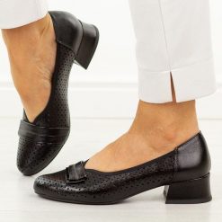 Czarne czółenka damskie na obcasie Jezzi Asa279-2. Czarne czółenka damskie Jezzi, z aplikacjami, ze skóry, z okrągłym noskiem, bez obcasa, na obcasie. Za 199.00 zł.