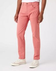 WRANGLER GREENSBORO MĘSKIE SPODNIE MATERIAŁOWE FADED ROSE W15QY6XAP 112145839. Czerwone spodnie materiałowe męskie Wrangler, bez wzorów, z materiału. Za 209.99 zł.